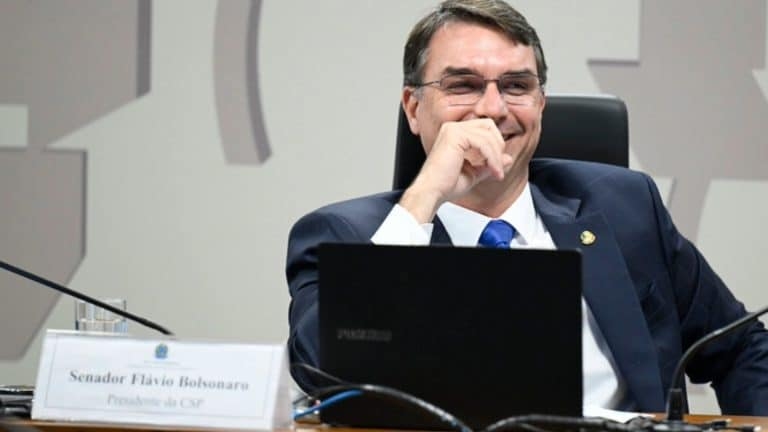 Pesquisa do Instituto Futura aponta vitória de Flavio Bolsonaro no 1 turno com 37,2%. Lula tem 35,9%
