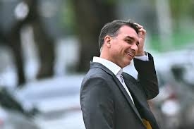 Flávio Bolsonaro abre 5,8 pontos de diferença sobre Lula no 2 turno. Flávio tem 48,2% e Lula 42,4%