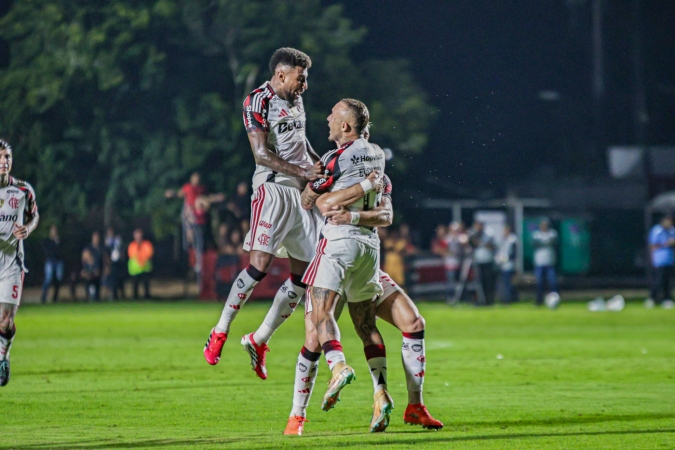 Flamengo vence Vitória por 2 a 1 e desencanta no Brasileirão