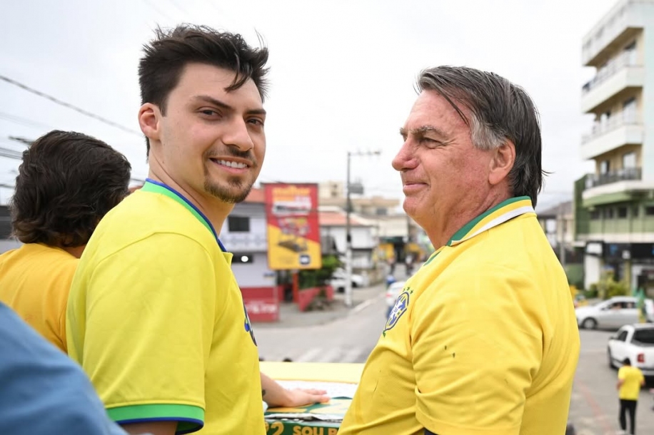 Jair Renan visita Bolsonaro no DF e afirma: “Não vamos descansar até tê-lo em casa”