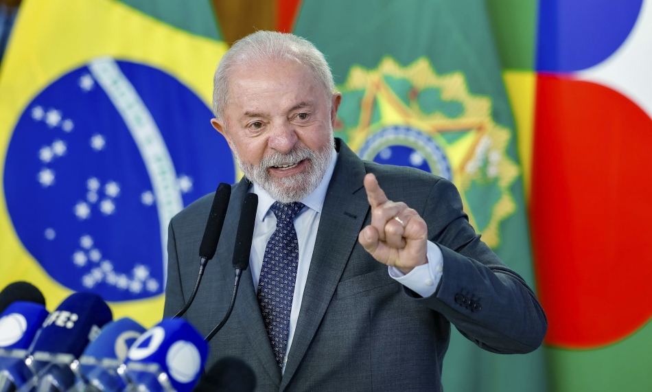 Governo Lula deixa mais de 45 mil crianças com deficiência visual sem livros em braille