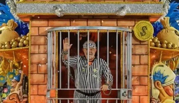 Flávio Bolsonaro posta vídeo ironizando desfile de escola de samba em homenagem a Lula 