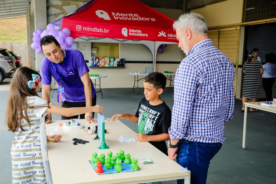 Santana de Parnaíba entrega mais de 30 mil kits de materiais pedagógicos