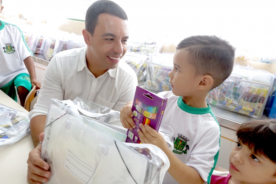 Rogério Lins inicia a entrega de uniformes e materiais escolares