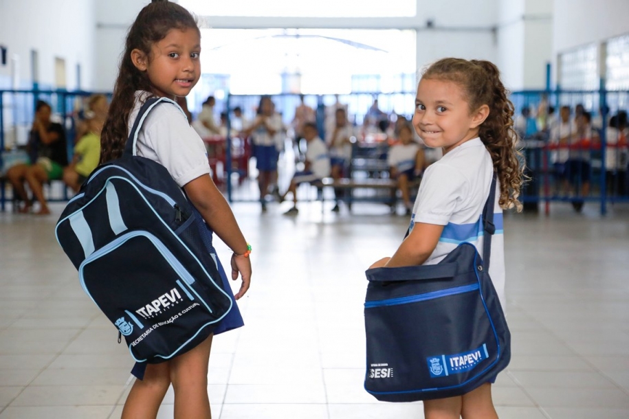 Itapevi distribui 29 mil kits de material escolar 