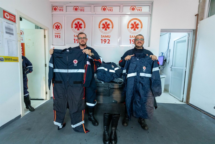 Santana de Parnaíba realiza entrega de kits de uniformes para profissionais do SAMU