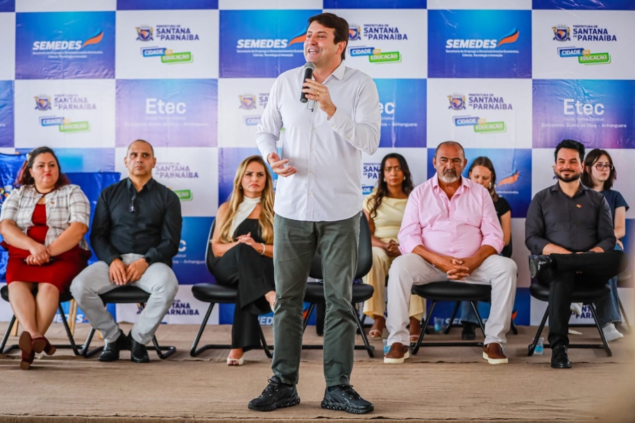 Elvis Cezar anuncia reajuste salarial para agentes de alimentação e inspetores de alunos