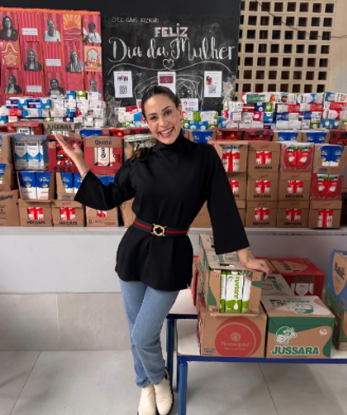 Nadja Haddad recebe doação de mais de 2 mil litros de leite arrecadados por alunos da ETEC Gino em Cajamar