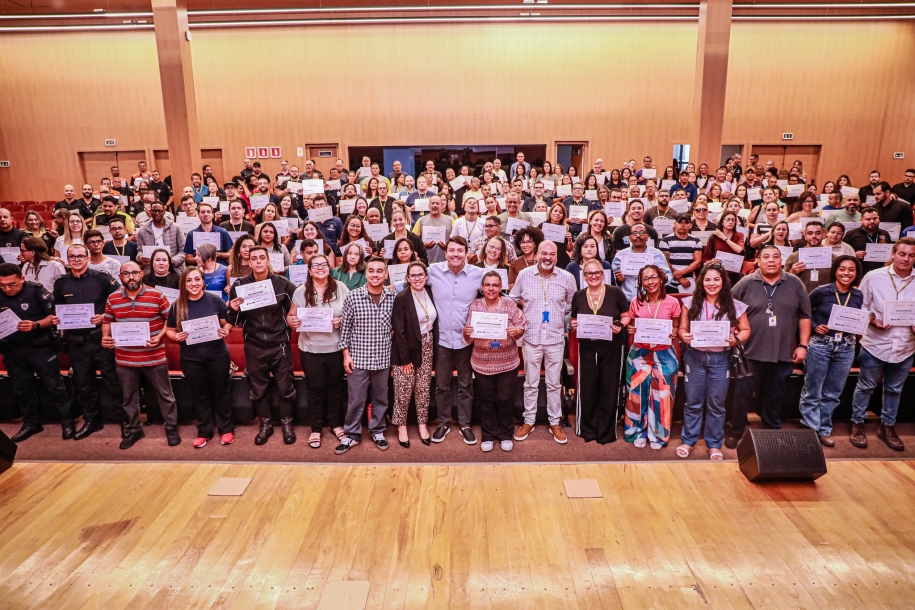 Elvis Cezar promove mais de 300 servidores e reforça valorização do funcionalismo em Santana de Parnaíba