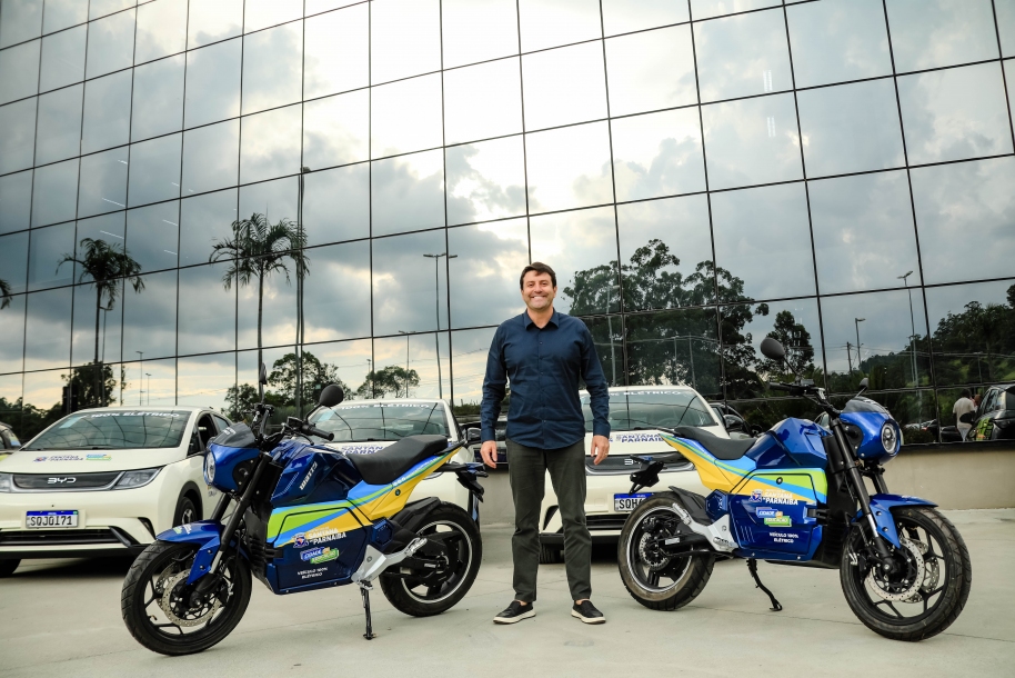 Elvis Cezar anuncia veículos elétricos na frota municipal e redução de  custos em Santana de Parnaíba