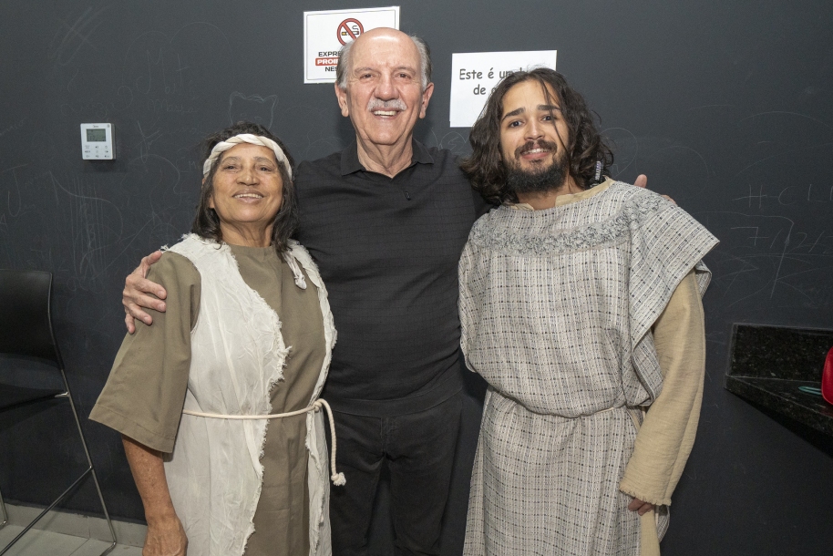 Beto Piteri prestigia emocionante espetáculo da Paixão de Cristo na Praça das Artes em Barueri
