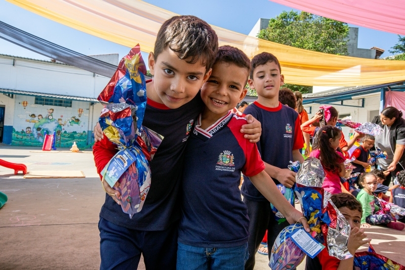Prefeitura de Araçariguama realiza entrega de ovos de Páscoa nas escolas municipais
