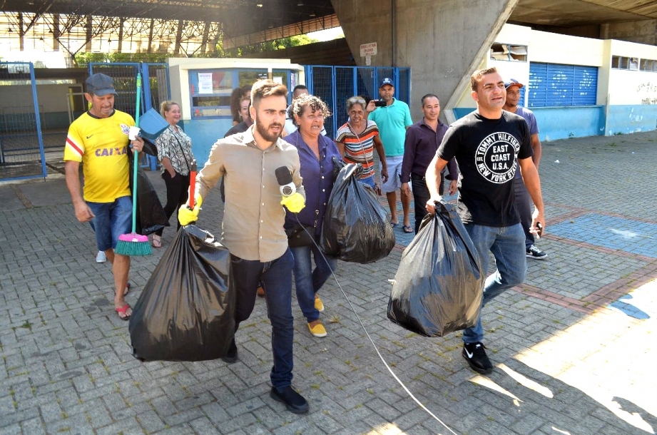 TV Record produz reportagem sobre lixo nas ruas de Cajamar