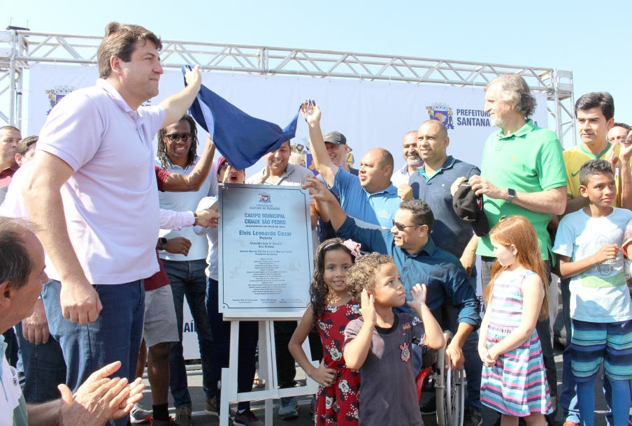Elvis Cezar entrega Campo de Futebol no Bairro Cidade São Pedro
