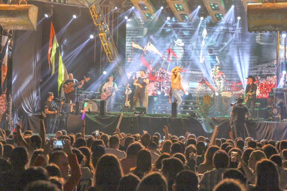 Fernando & Sorocaba fazem show beneficente para a Rainha da Paz