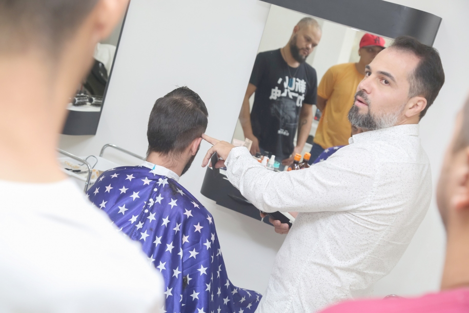 Curso de barbearia do Espaço Mãos do Futuro é um sucesso 