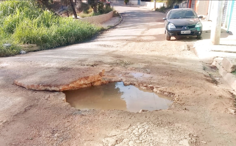 Crateras na Rua Cedral provocam quebras de veículos 