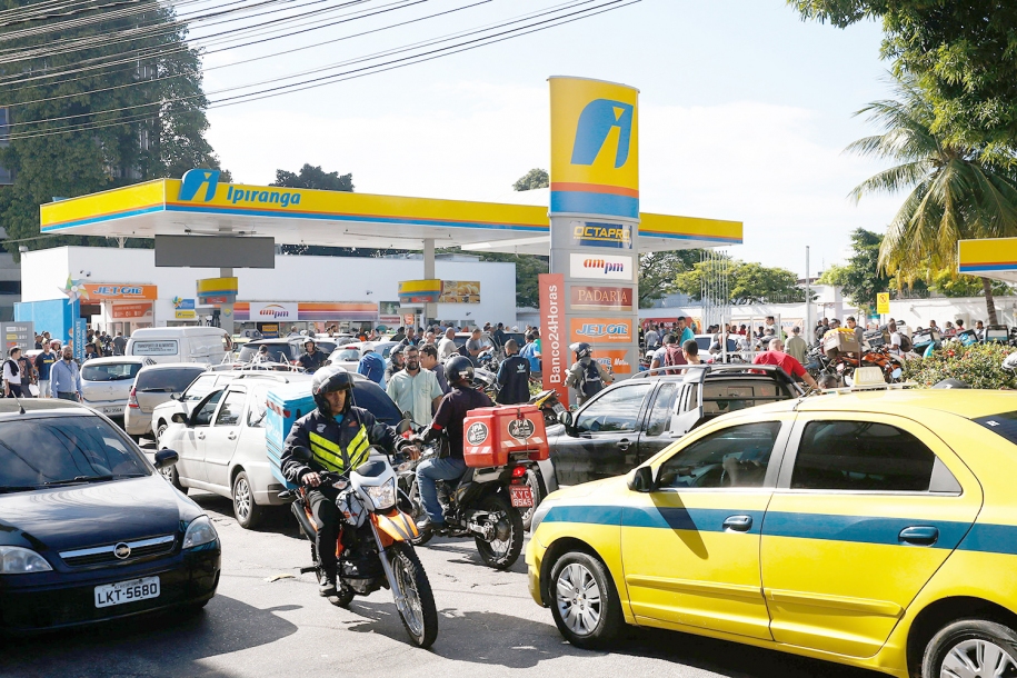 Vários postos começam a receber combustível e greve perde força