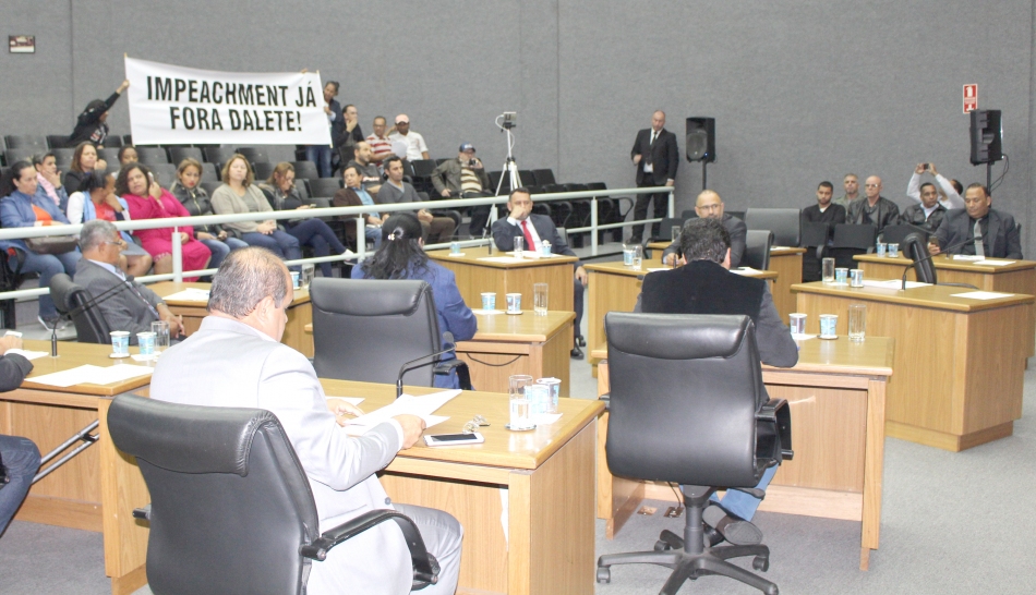 Moradores protestam na Câmara pedindo impeachment de Dalete