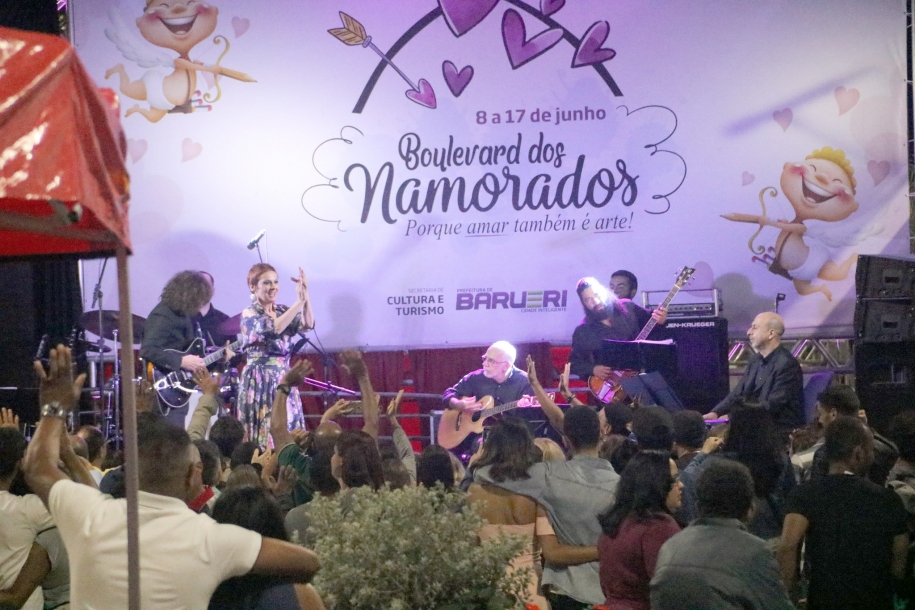 Boulevard dos Namorados em Barueri reúne casais apaixonados