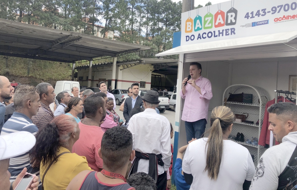 Igor Soares dialoga com ambulantes para padronizar bancas