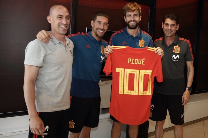 Piqué recebe homenagem pelo 100º jogo com a seleção da Espanha