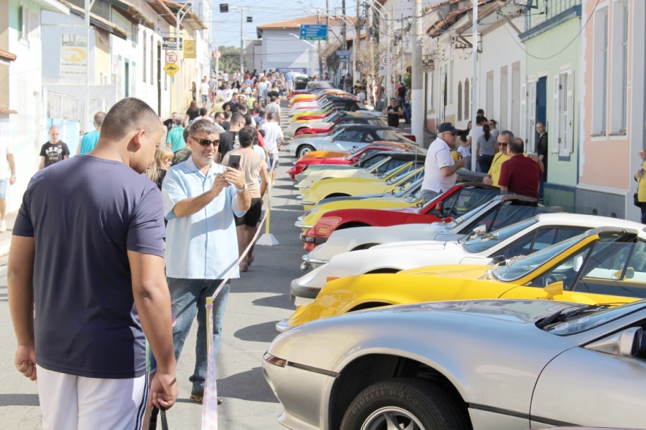 Parnaíba reúne apaixonados por carros antigos no Centro