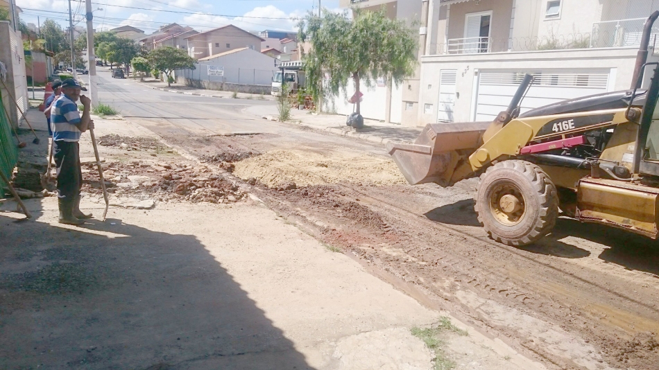 Ruas do Portal dos Ipês estão cheias de buracos 
