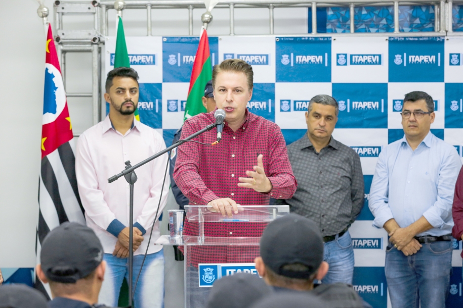 Igor Soares entrega novas armas e jaquetas para GCMs de Itapevi