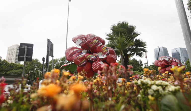 Parceria revitaliza canteiros na Praça Cidade Jardim e Av. 9 de julho