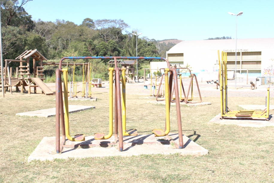 Praça Sandro Magagnini está com playground e aparelhos destruídos
