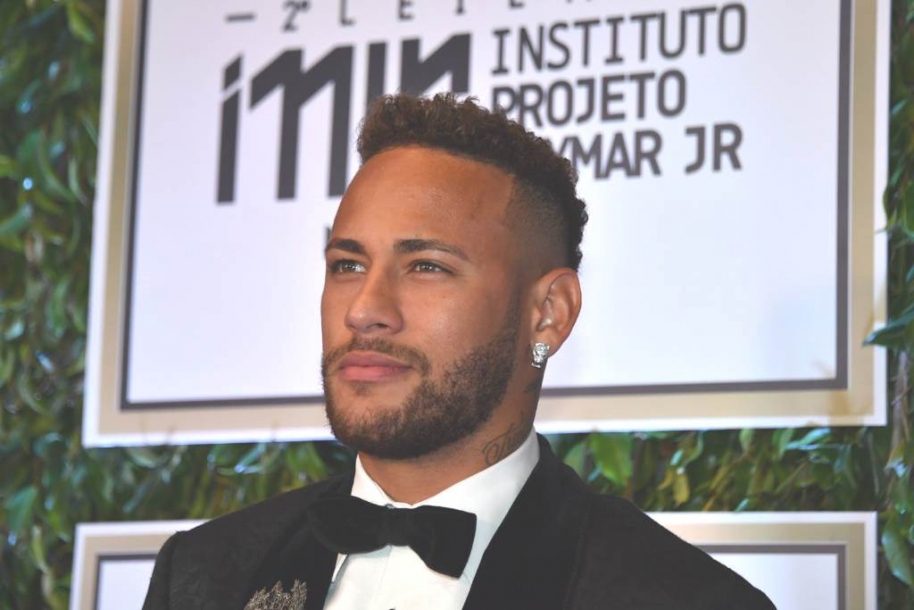 Neymar garante permanência no PSG e brinca com fama