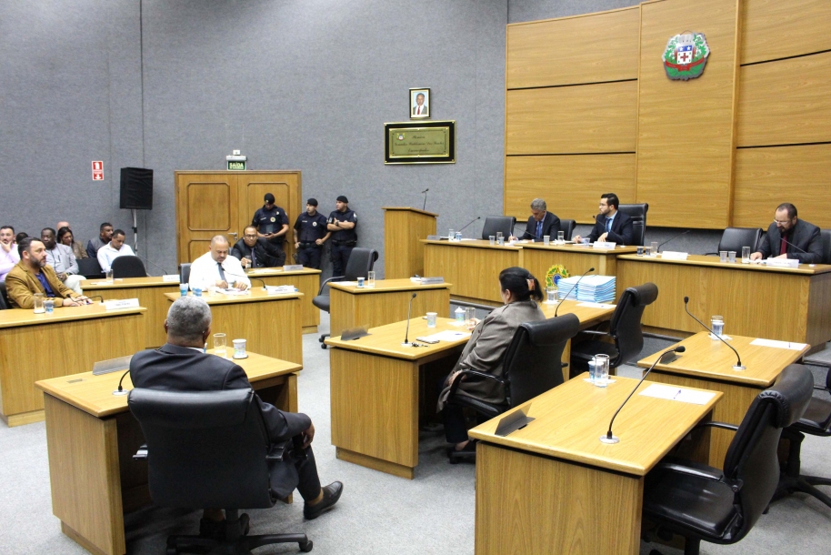 Vereadores faltam e impedem votação de afastamento da prefeita