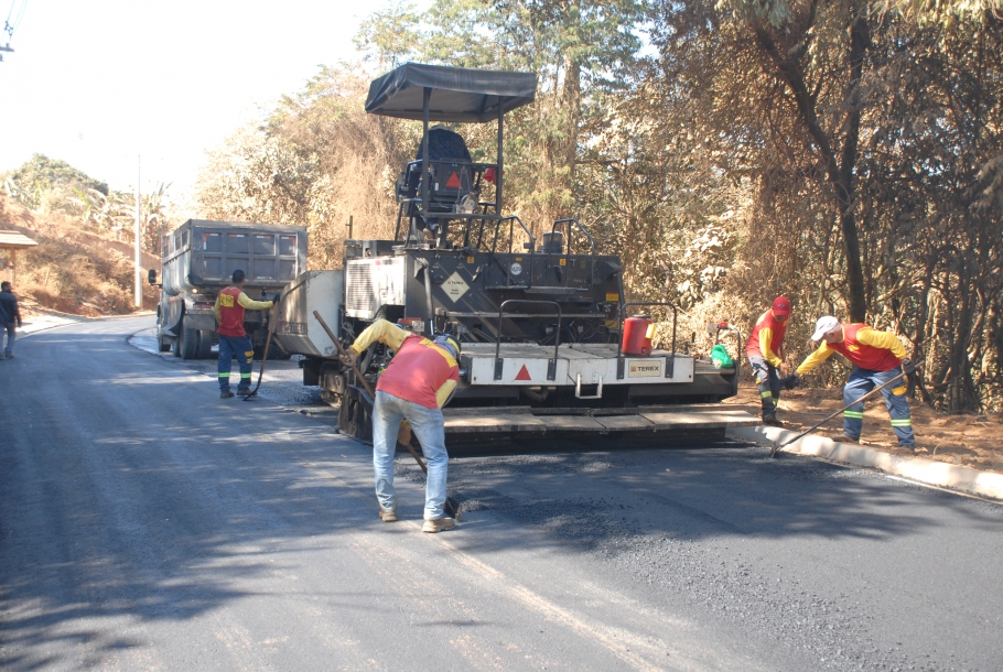 Pavimentação Asfáltica na Chácara das Garças avança
