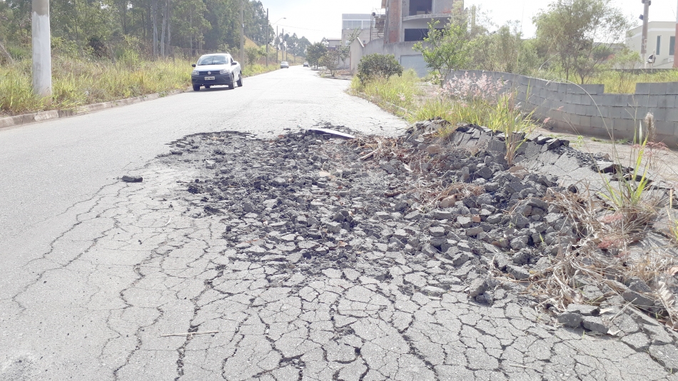 Cratera no Portal dos Ipês III continua alvo de reclamação