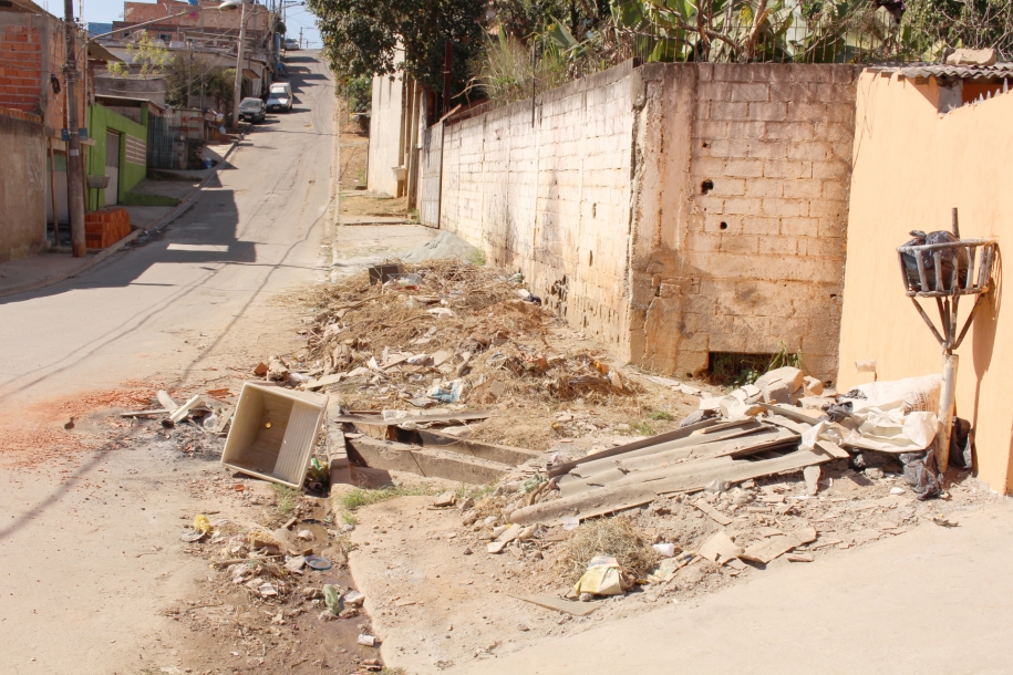 Rua Fernando Prestes com lixo e entulho na calçada