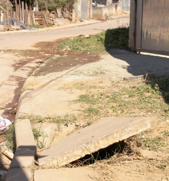 Rua Chavantes tem esgoto a céu aberto e risco à saúde