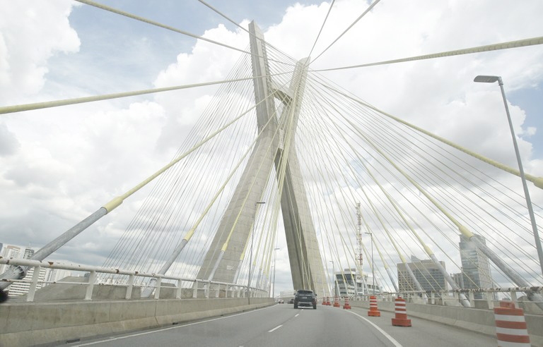 Prefeitura ​de SP ​conclui serviço de limpeza da Ponte Estaiada