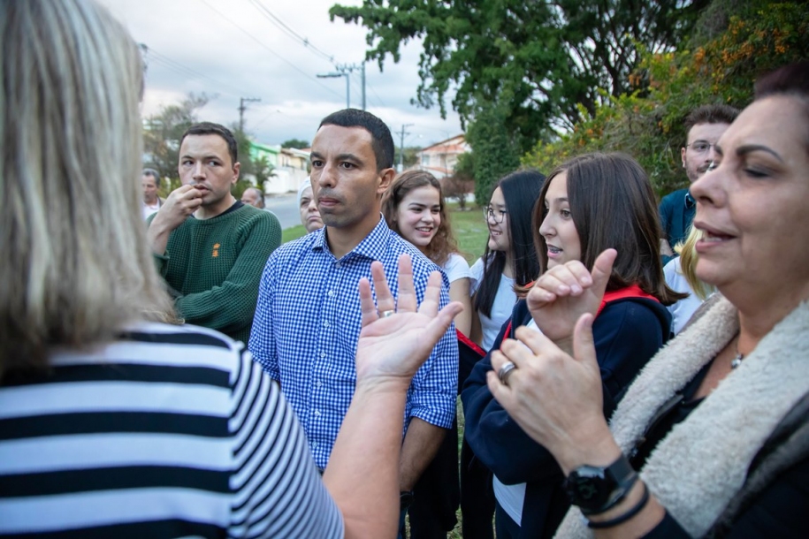Prefeito discute com moradores reforma de praça no Adalgisa