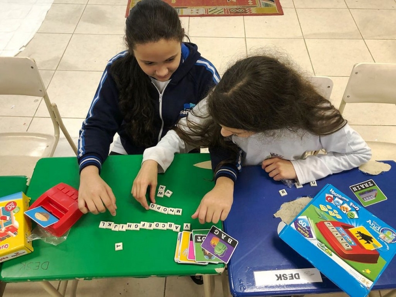 Aulas de inglês em salas com estímulo visual aumenta aprendizado