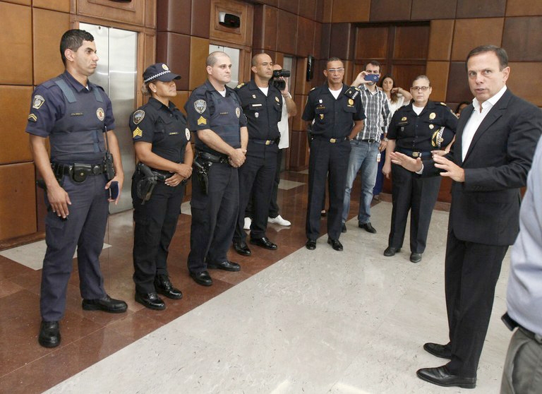Doria recebe guardas civis responsáveis por prisões de pichadores 