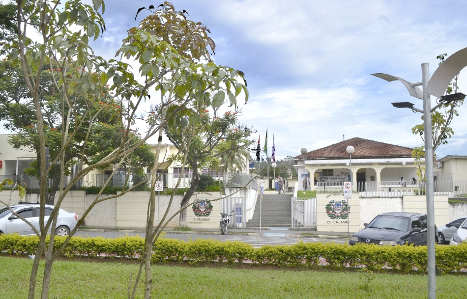 Prefeita proíbe de alimentar animais no Paço Municipal