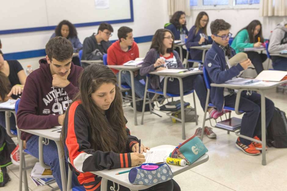 Brasil completa 20 anos sem avanço no ensino médio