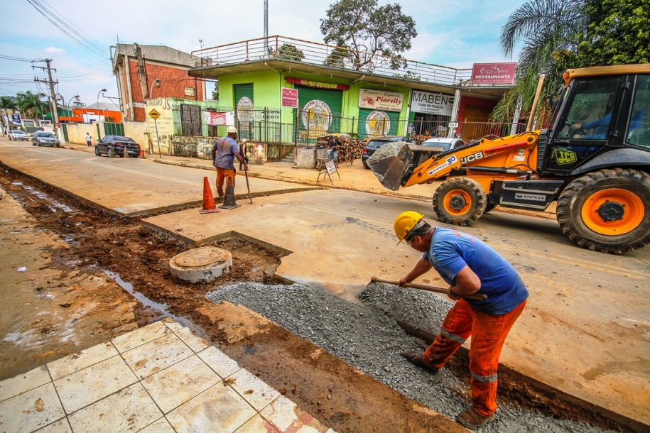 Fazendinha recebe obras de implantação de rede de esgoto
