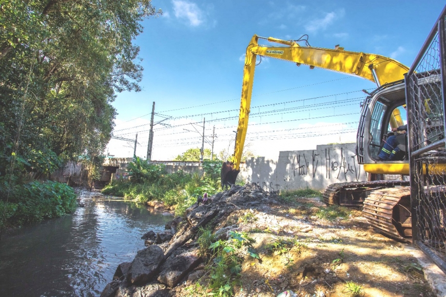 Operação Verão Itapevi limpa rios, córregos e afluentes da cidade