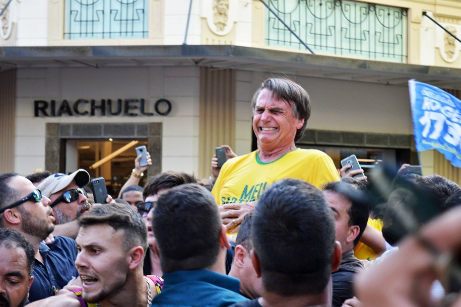 Bolsonaro leva facada durante ato em Juiz de Fora