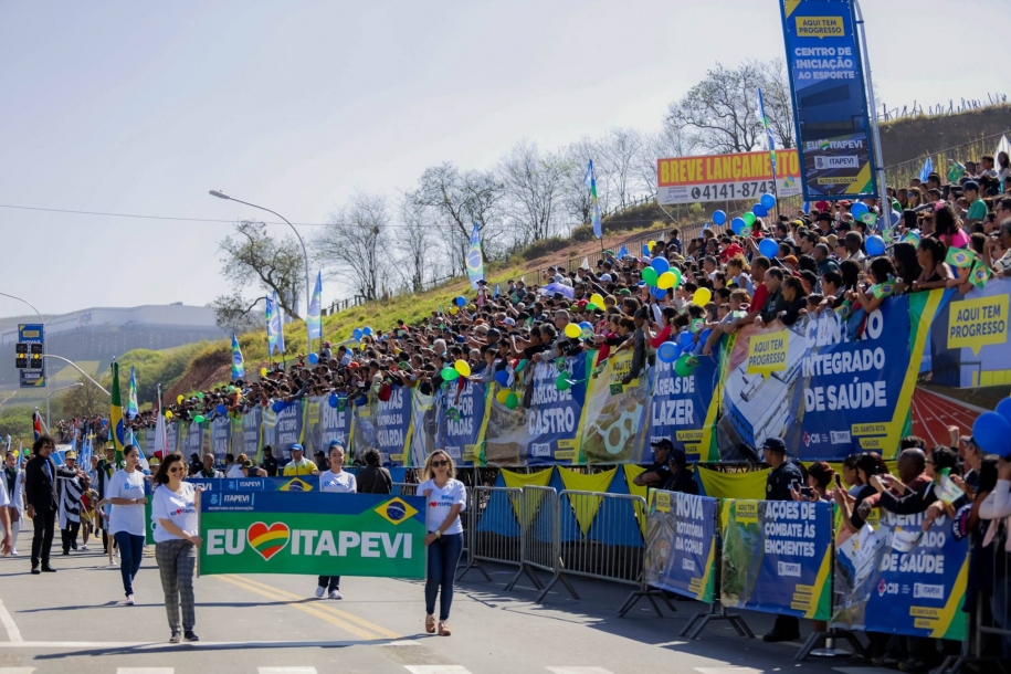 Desfile da Independência reúne mais de 10 mil pessoas em Itapevi
