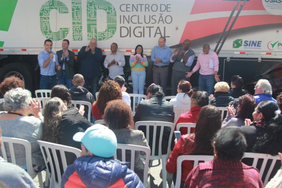 Osasco promove certificação dos alunos da carreta itinerante