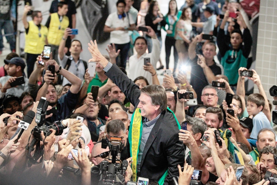 Bolsonaro amplia sua vantagem na pesquisa e sobe no 2º turno