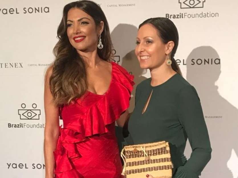 Patrícia Poeta aposta em fenda e babados para evento de gala